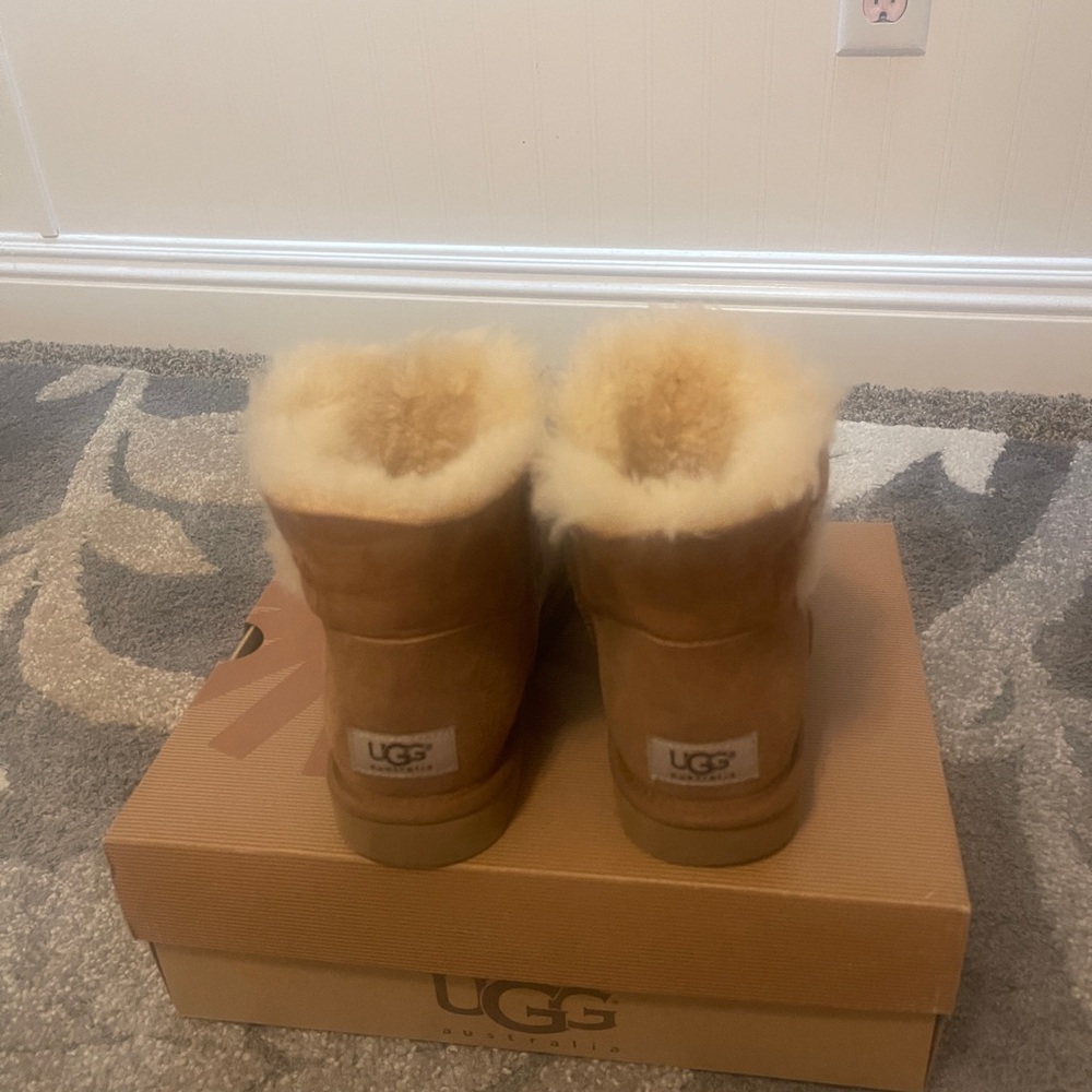 Ugg Mini Bailey Button - image 3